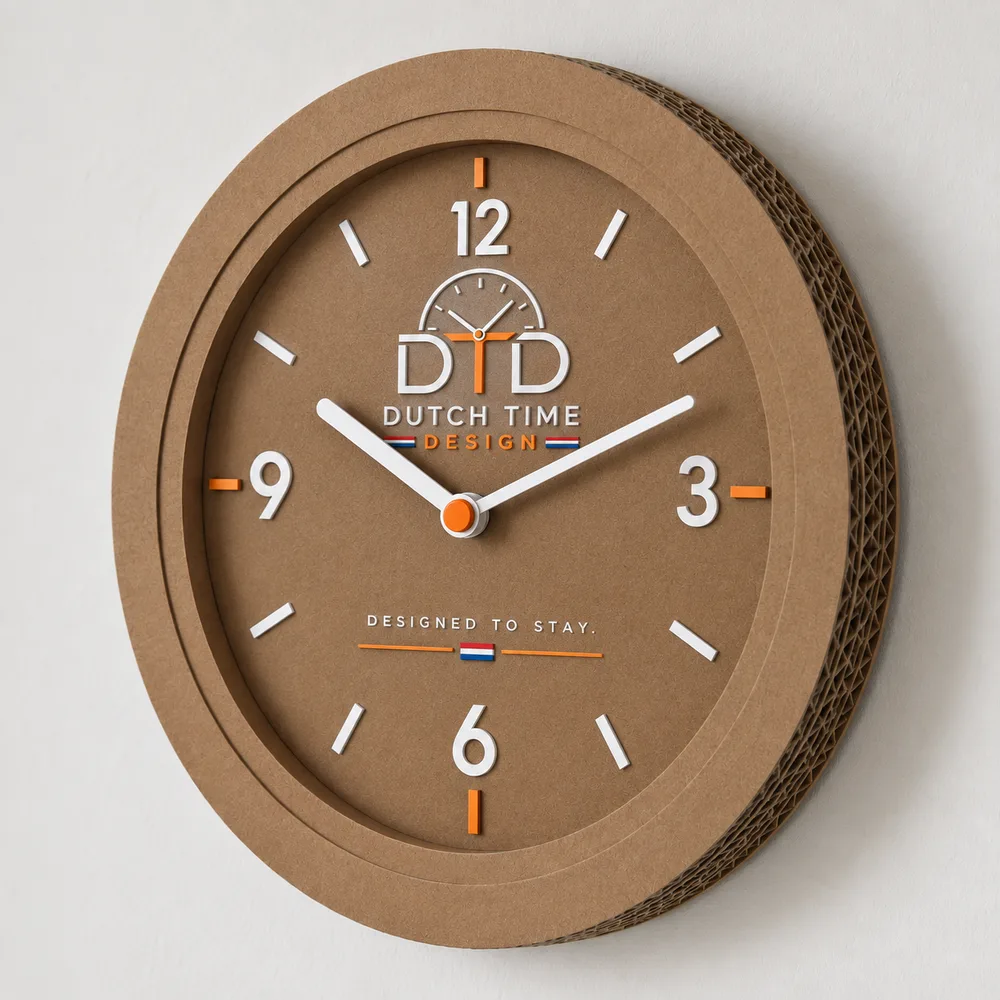 Kartonnen wandklok van gerecycled karton met kraft wijzerplaat en Dutch Time Design logo