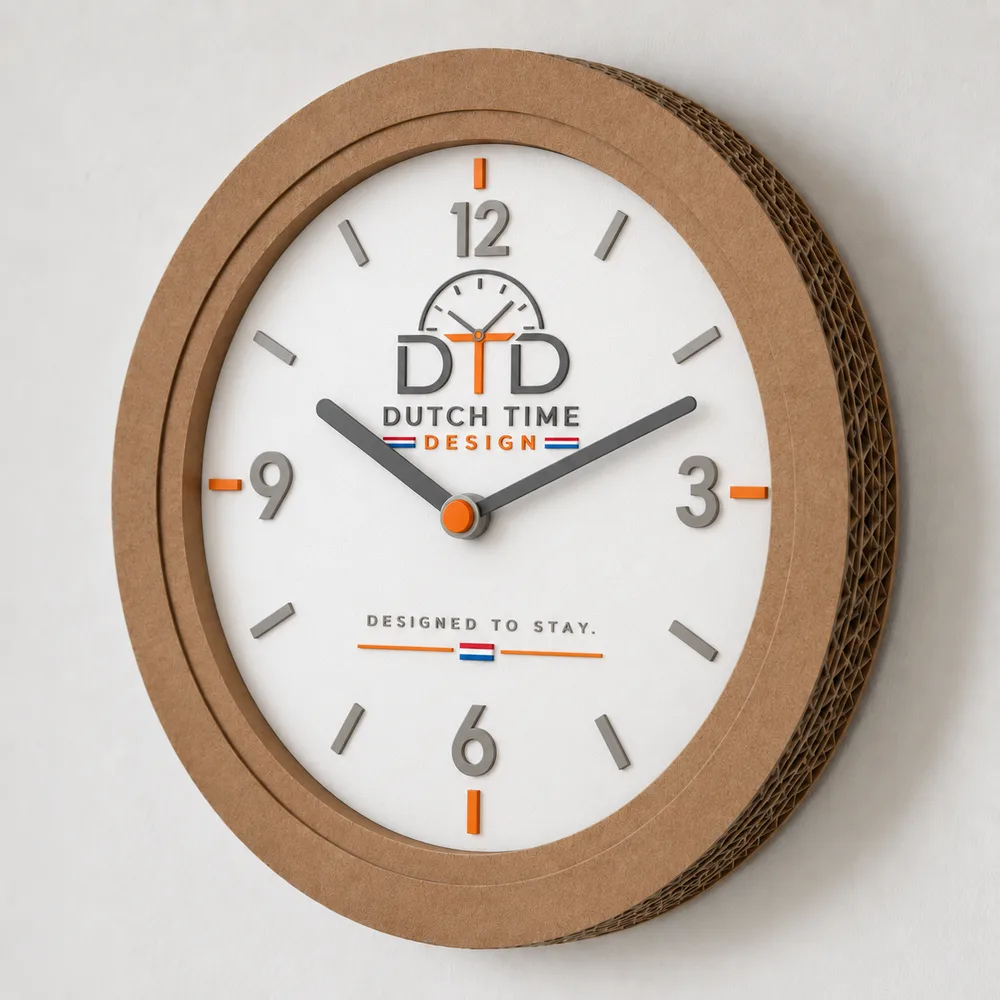 Kartonnen wandklok met witte wijzerplaat, grijze cijfers en Dutch Time Design logo